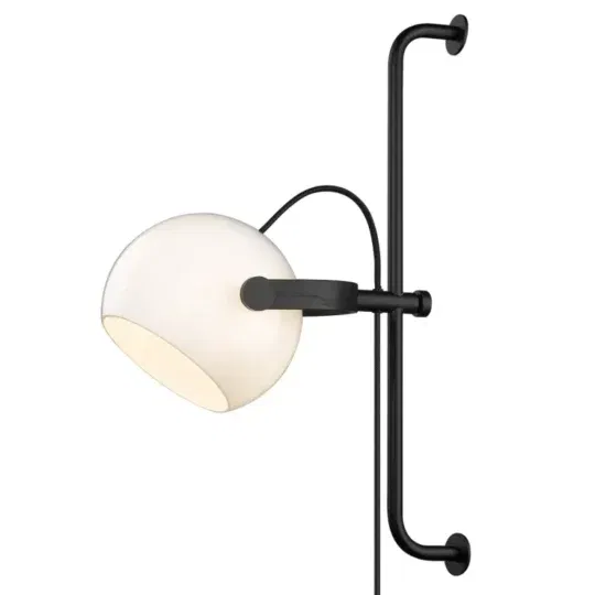 Halo Design D.C væglampe Ø18 long – Opalic med sort eg